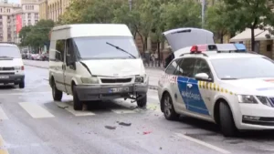 23 de migranți