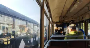 Aiurea-n tramvai (6). Ediție de sărbători | fiul risipitor, situationship & nemulțumire și gândacul de bălegar 75 tramvai