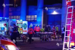 un autobuz care transporta turişti