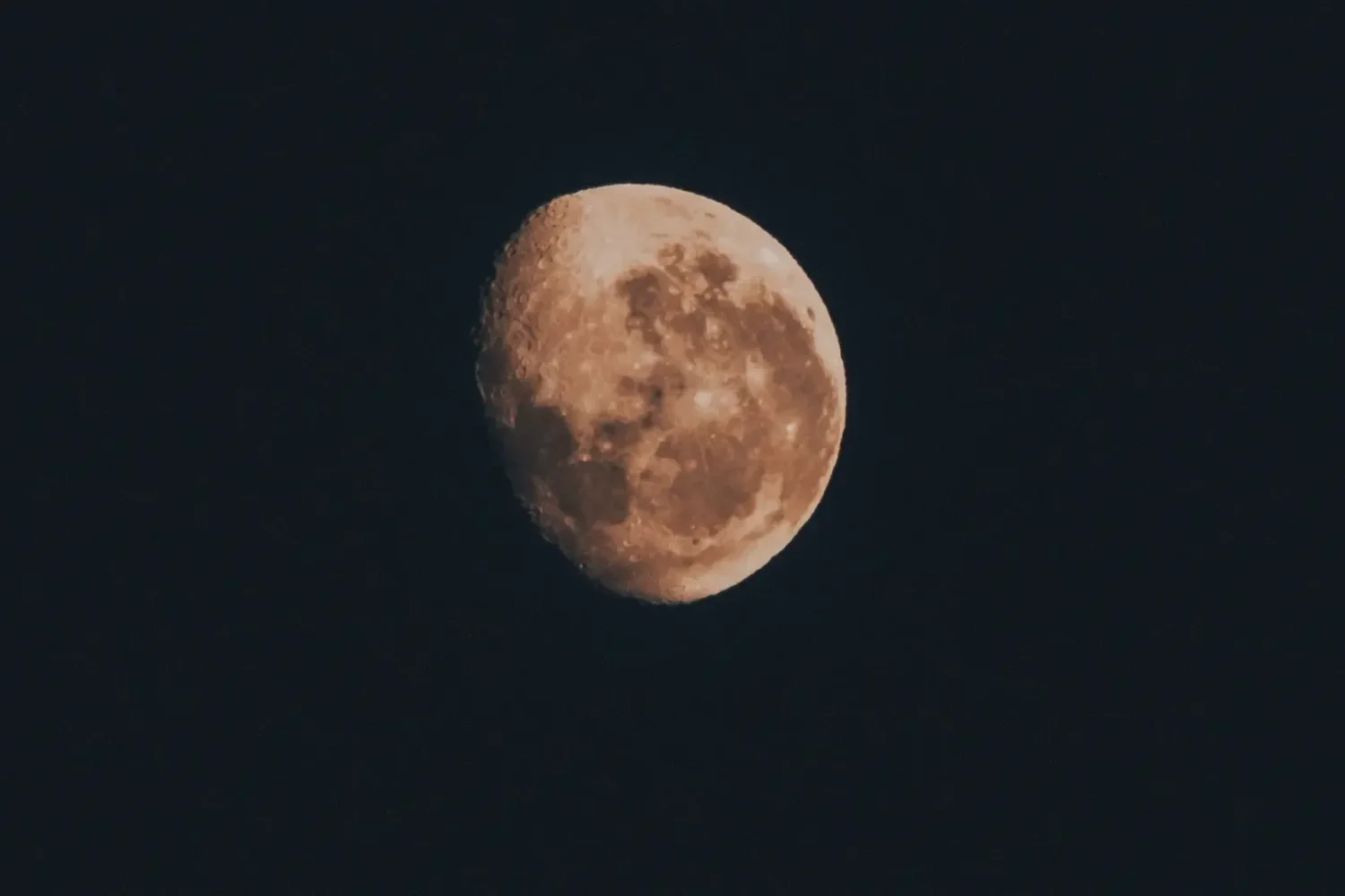 o eclipsă parțială de lună