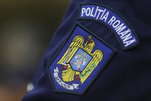 copii amenințați cu un pistol