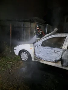 o rablă parcată pe „revoluției”