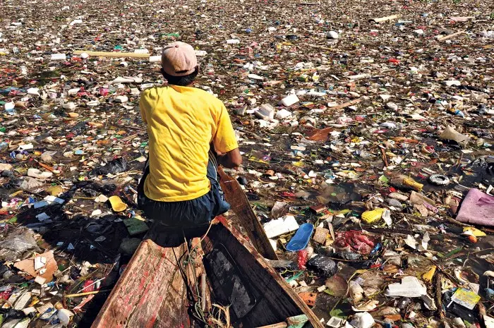 plastic. ong deviază un flux de plastic, îndepărtând o mie de tone de gunoi de pe căile navigabile