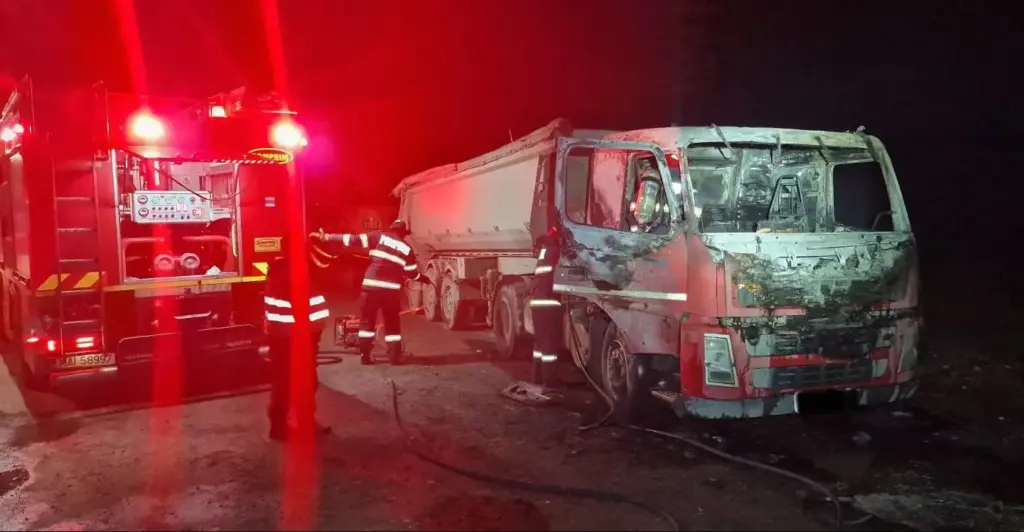 Un camion parcat într-o curte din fântânele a luat foc 2 camion