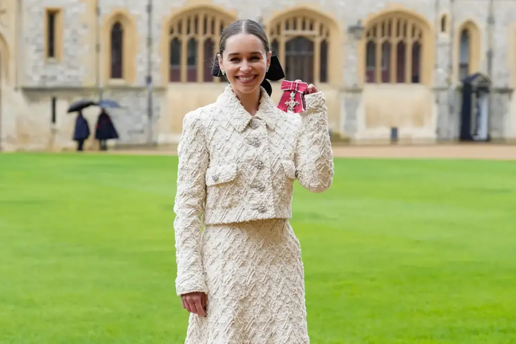 emilia clarke. emilia clarke primește onoarea regală pentru munca de caritate.