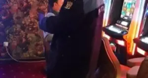 și polițiștii merg la păcănele