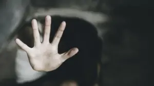 O fată de 13 ani din catania a fost violată de un grup de tineri imigranți egipteni, în fața iubitului ei 25 viol