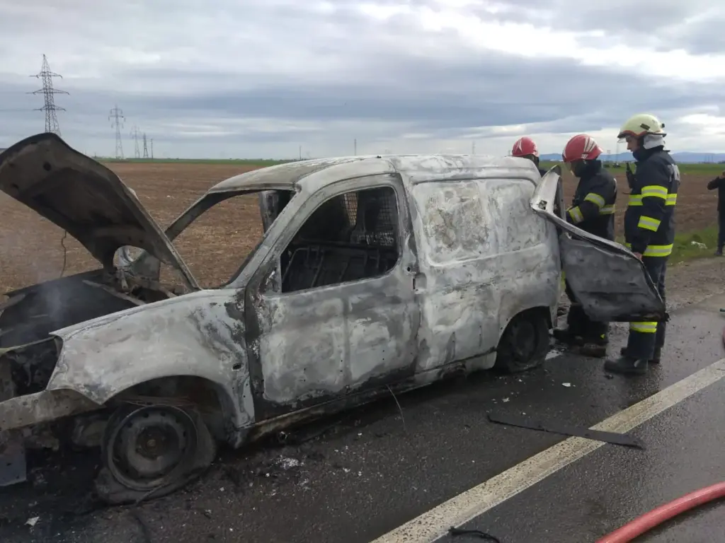 Pompierii au intervenit pentru lichidarea unui incendiu la un autoturism pe șoseaua de centură 2 whatsapp image 2024 03 27 at 10.48.15 1