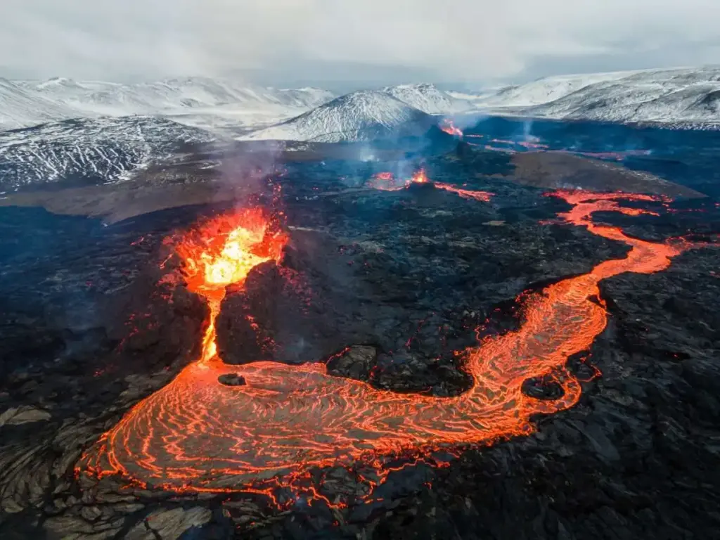 vulcan islandez varsă lavă în a patra și cea mai puternică erupție din ultimele trei luni