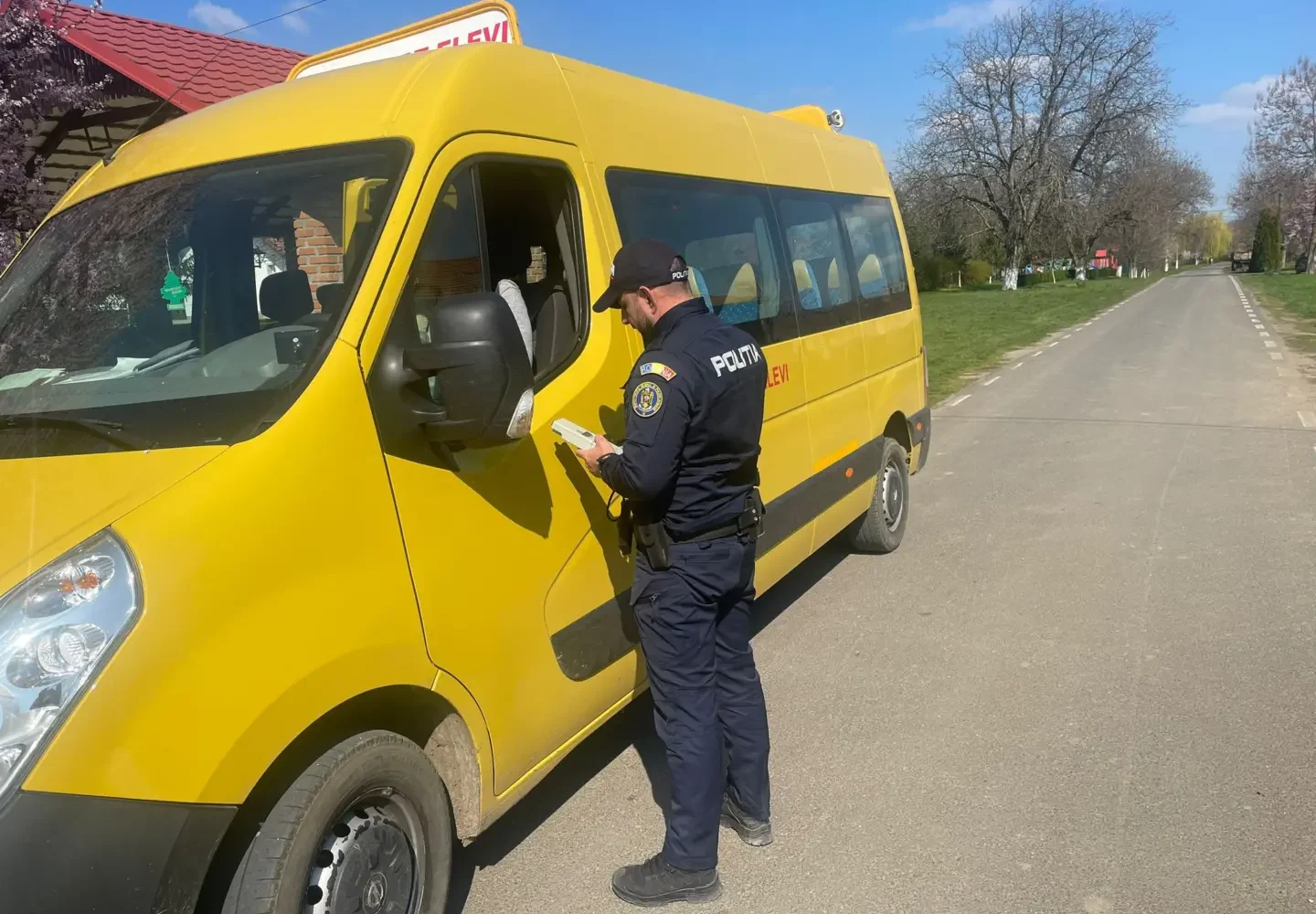 43 de microbuze care transportă