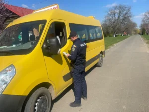 43 de microbuze care transportă