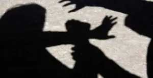 Ordin de protecție cu monitorizare electronică pe numele unui arădean care și-a agresat mama 10 violenta