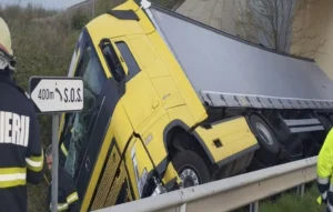 tir răsturnat pe a1