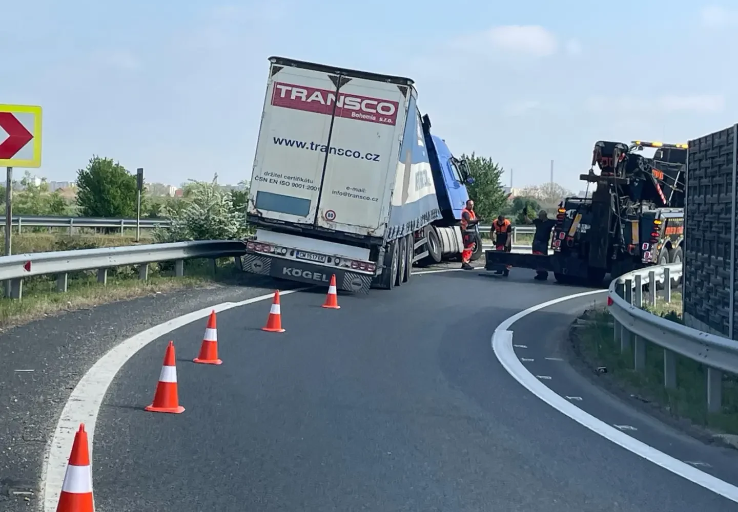 camion intrat într-un parapet