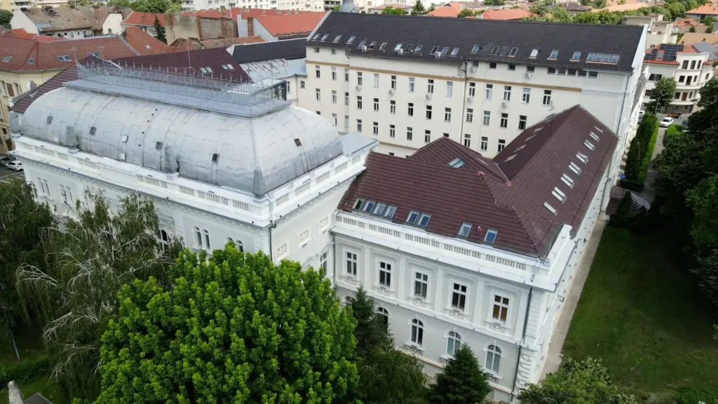 „Schimbarea la față” a Tribunalului Arad | S-a finalizat recepţia la terminarea lucrării de reparaţii capitale la faţada clădirii şi iluminat arhitectural