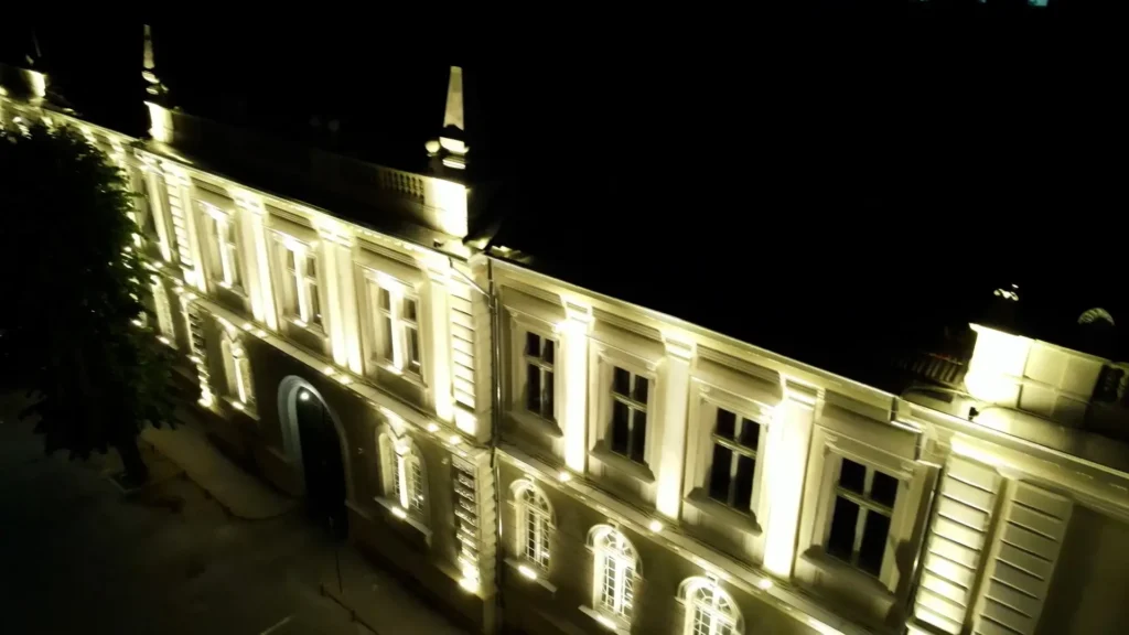 „Schimbarea la față” a Tribunalului Arad | S-a finalizat recepţia la terminarea lucrării de reparaţii capitale la faţada clădirii şi iluminat arhitectural