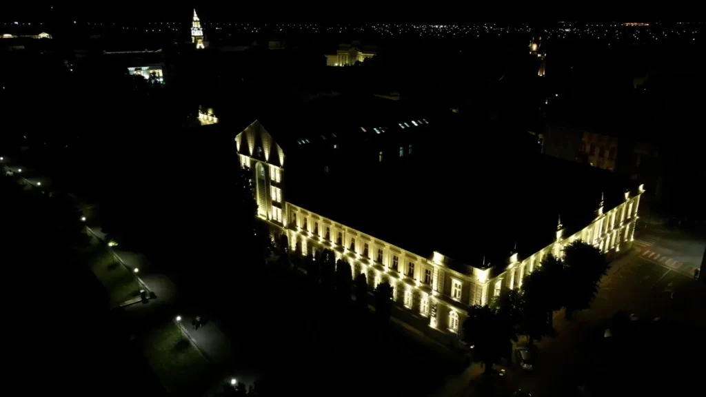 „Schimbarea la față” a Tribunalului Arad | S-a finalizat recepţia la terminarea lucrării de reparaţii capitale la faţada clădirii şi iluminat arhitectural