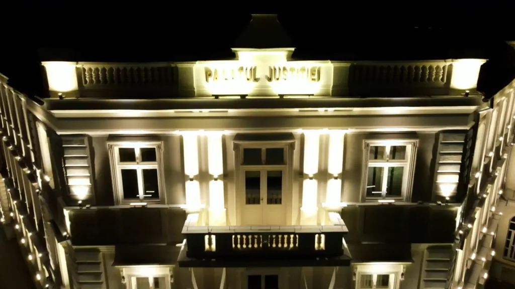 „Schimbarea la față” a Tribunalului Arad | S-a finalizat recepţia la terminarea lucrării de reparaţii capitale la faţada clădirii şi iluminat arhitectural