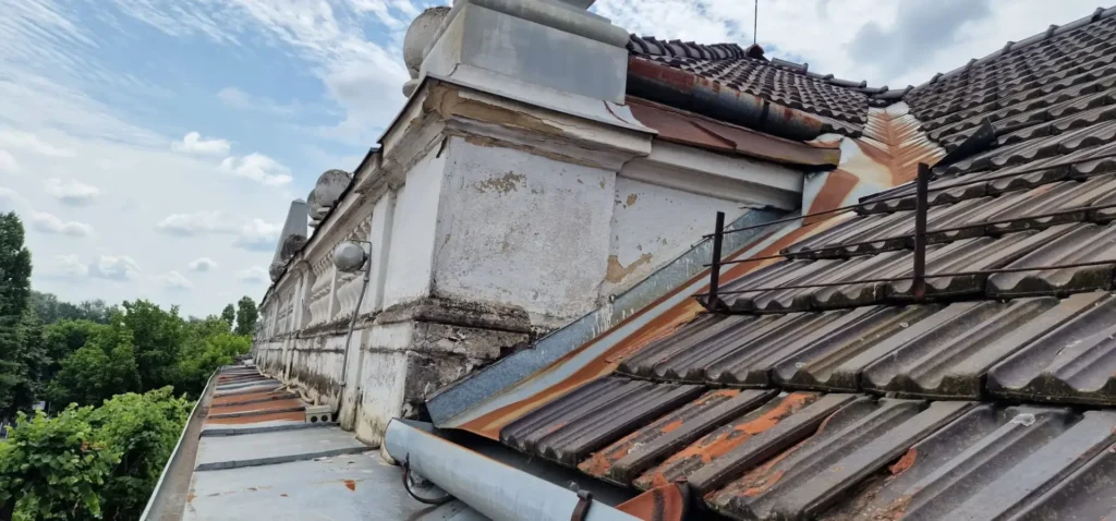 „Schimbarea la față” a Tribunalului Arad | S-a finalizat recepţia la terminarea lucrării de reparaţii capitale la faţada clădirii şi iluminat arhitectural