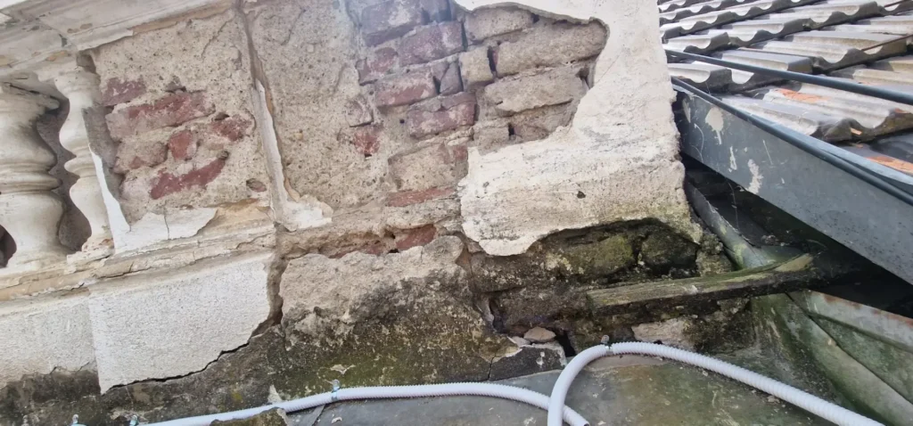 „Schimbarea la față” a Tribunalului Arad | S-a finalizat recepţia la terminarea lucrării de reparaţii capitale la faţada clădirii şi iluminat arhitectural