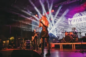 artista timișoreană yvonne promite