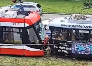 tamponare între două tramvaie