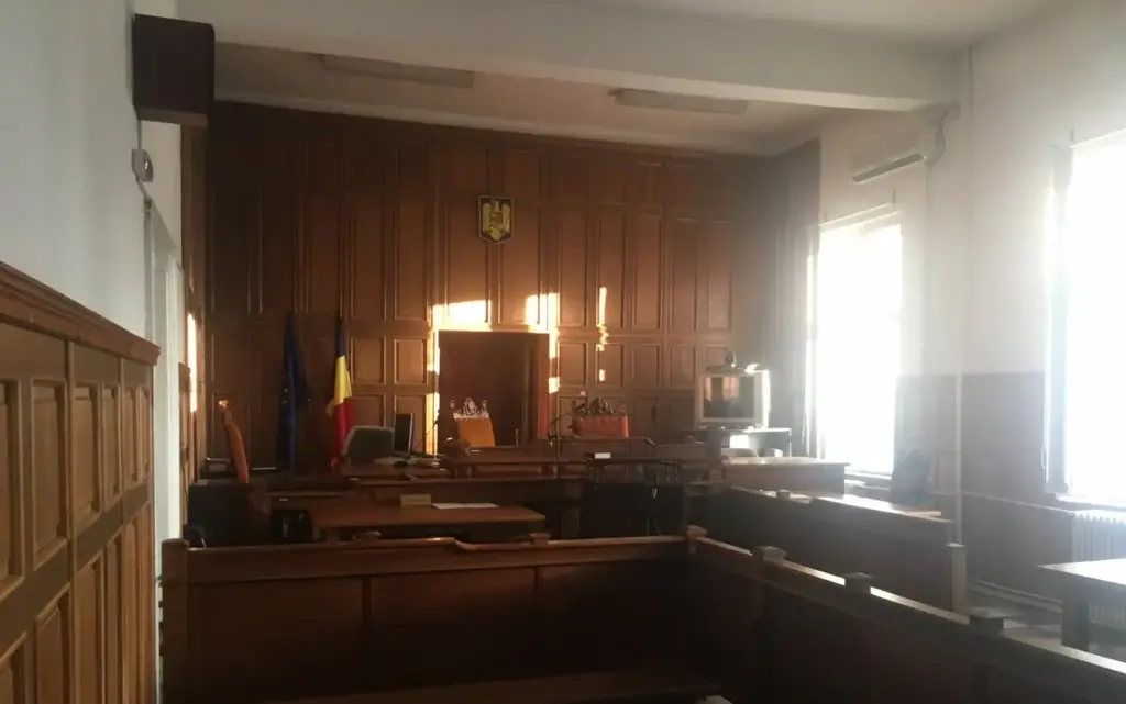 tribunal large