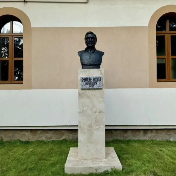 mocuta bust 4