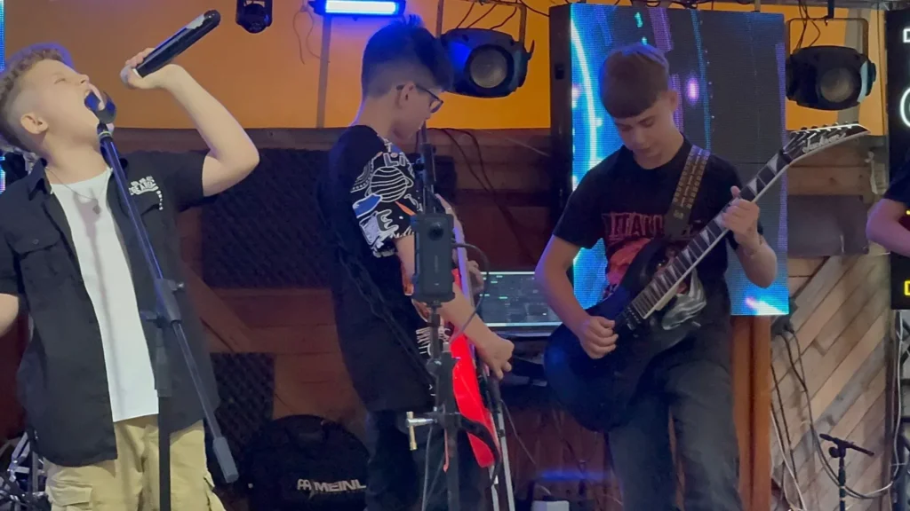 În Arad rockul nu moare niciodată: Next Page, The Young Blood și Second Hand în concert la Terasa Flex din incinta Ștrandului Neptun