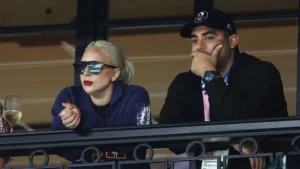 lady gaga s-a logodit