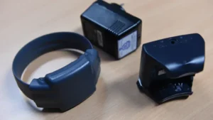 Doi geloși din curtici și gurba s-au ales cu ordine de protecție și brățări de monitorizare după ce unul a spart o sticlă de capul rivalului iar celălalt și-a amenințat concubina cu moartea 2 bratara politie 1024x577 1