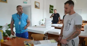 zeci de deținuți încarcerați
