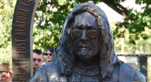 Aproape de voi | adi bărar, fondatorul trupei cargo, are acum o statuie în timișoara 47 statuie adi barar timisoara