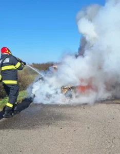 un autoturism a luat foc
