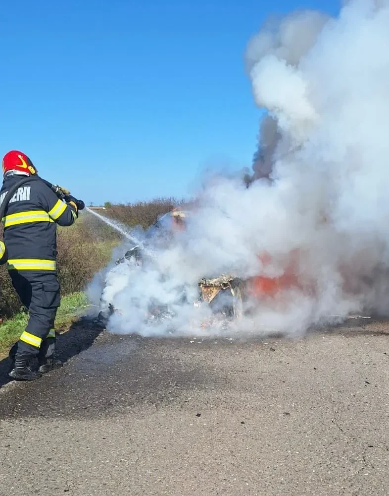 un autoturism a luat foc