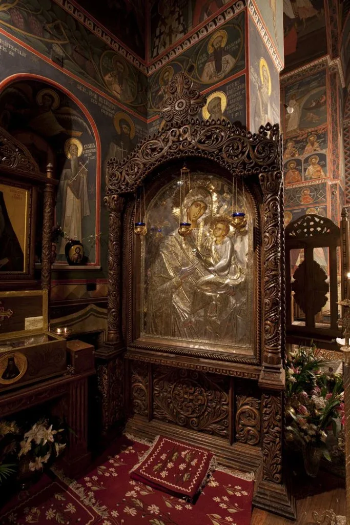 theotokos gorgo epikoos lainici mai 2010 720 683x1024 1