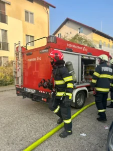 incendiu la mansarda unui bloc