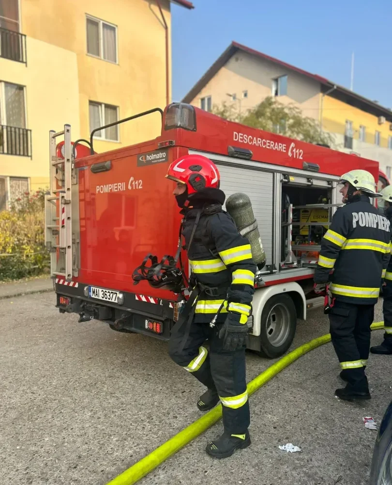 incendiu la mansarda unui bloc