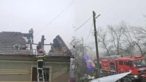 incendiu la acoperișul unei case