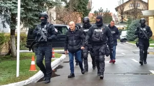 zeci de percheziții în cinci
