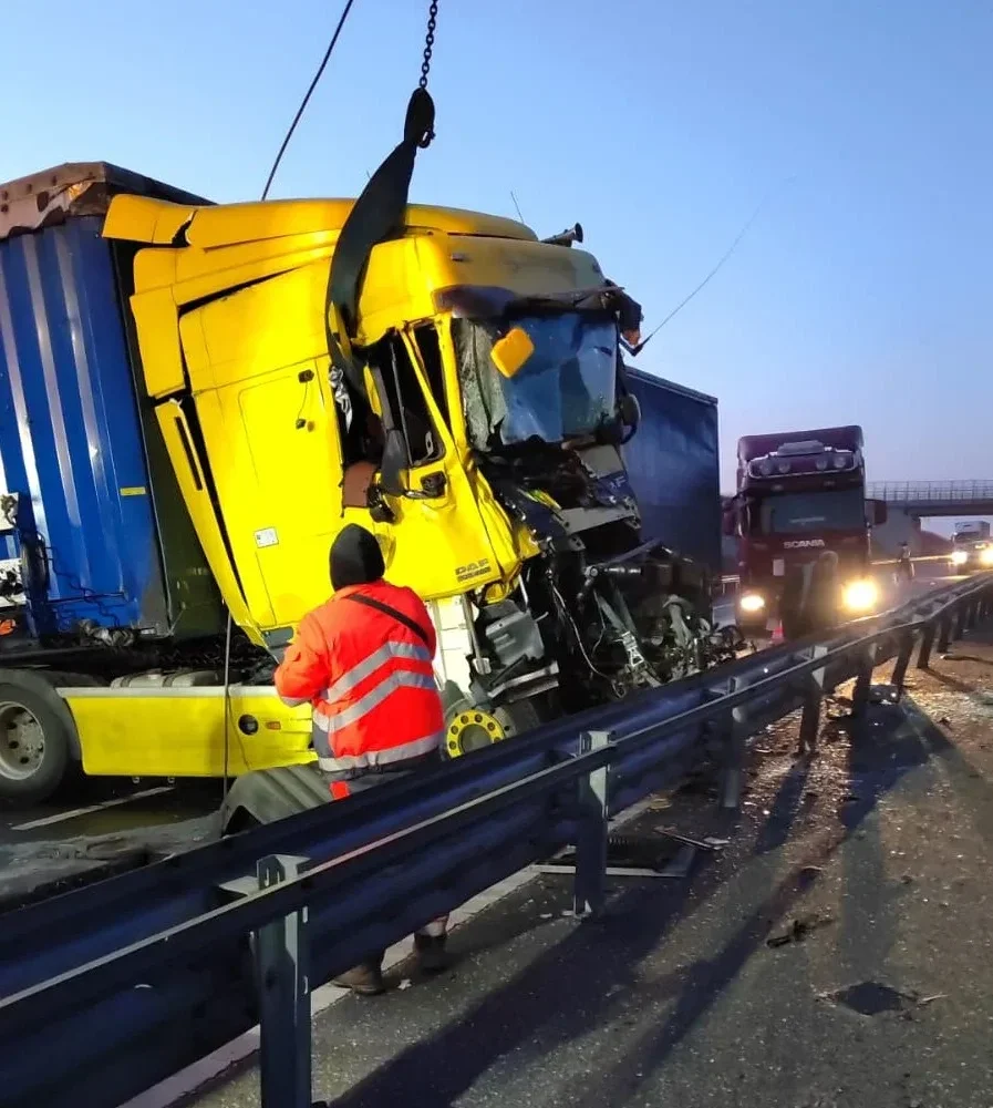 tir răsturnat pe carosabil pe a1