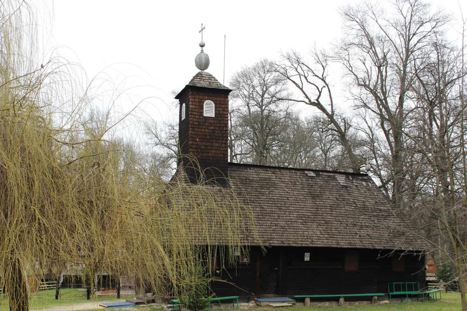 biserica lemn topla