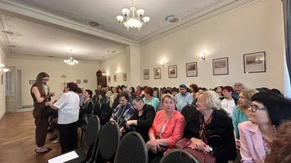 publicul înainte de deschiderea evenimentului