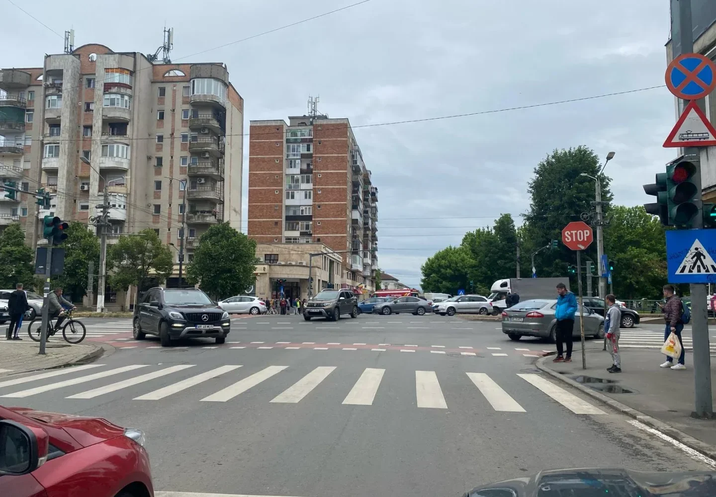 coliziune între două autoturisme
