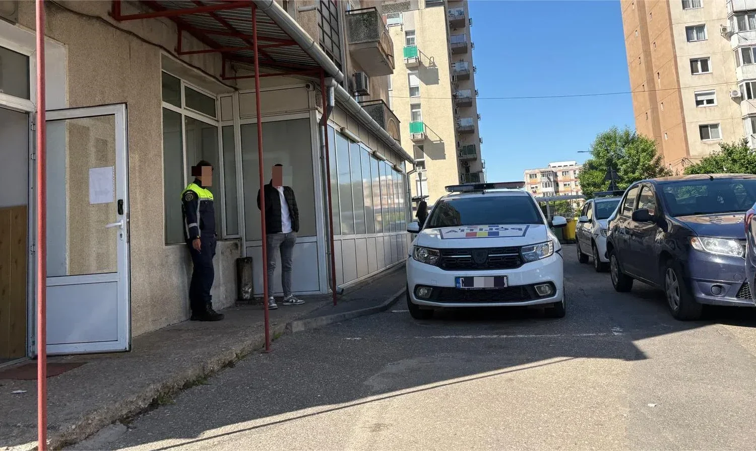 doi bărbați și o femeie
