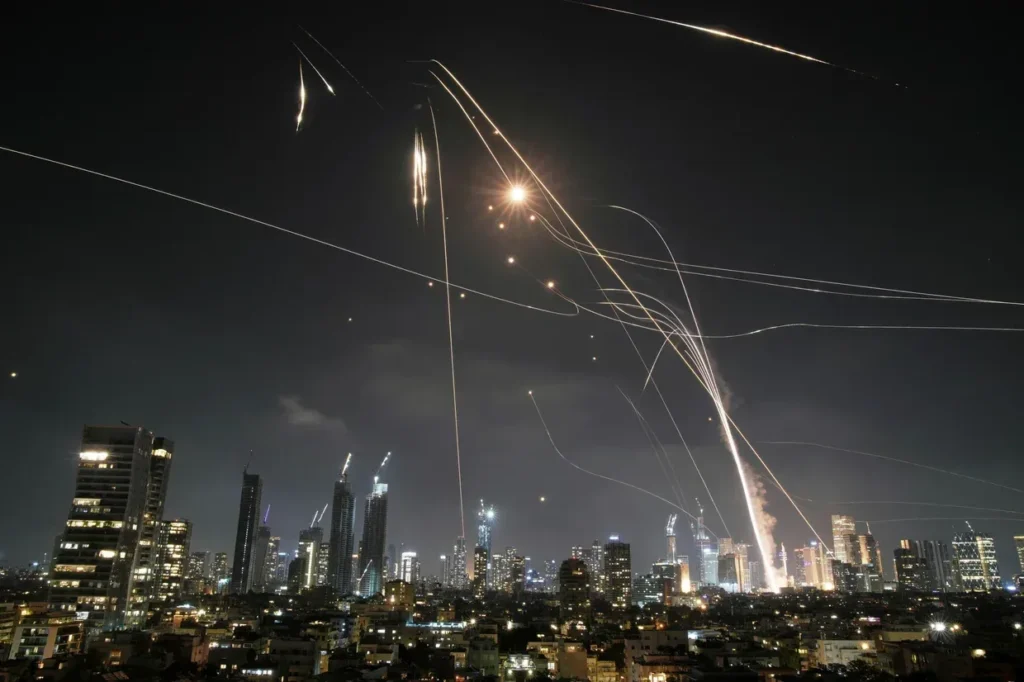sistemul israelian de apărare aeriană iron dome interceptează rachete deasupra orașului tel aviv, israel, vineri, 13 iunie 2025. leo correa / ap