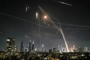 sistemul israelian de apărare aeriană iron dome interceptează rachete deasupra orașului tel aviv, israel, vineri, 13 iunie 2025. leo correa / ap