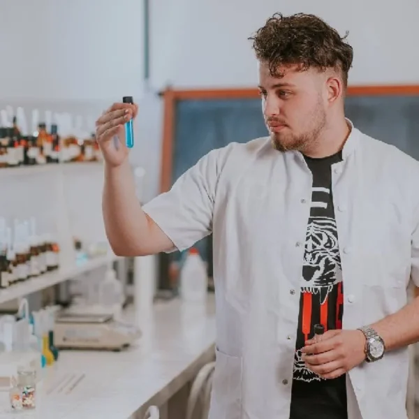 Ai decis să devii farmacist? | sesiunea din septembrie – ultima șansă pentru a te înscrie în anul universitar 2025-2026 la uvvg! 3 facultatea de farmacie uvvg 1 1