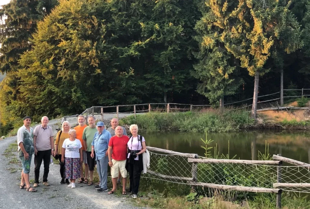 Tabăra de creație și documentare „elisabetaart” ediția a xviii-a aduce la cavnic artiști din românia, ungaria și polonia 3 lacul roata poza de grup