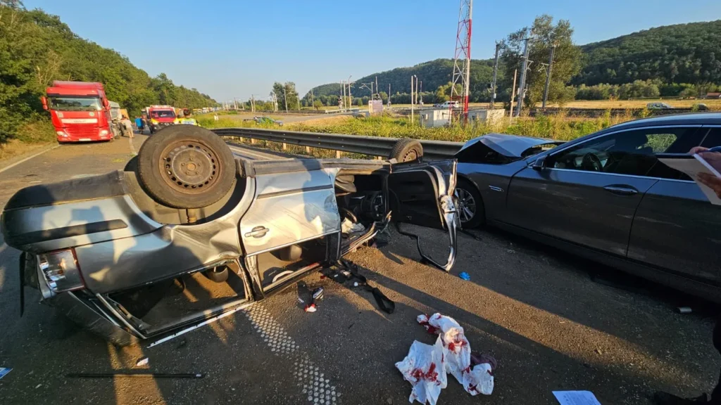 Un nou accident cu trei mașini și șapte persoane implicate, pe dn 7, la intarea în lipova | trei victime au fost duse la spital 5 accident lipova milova 2